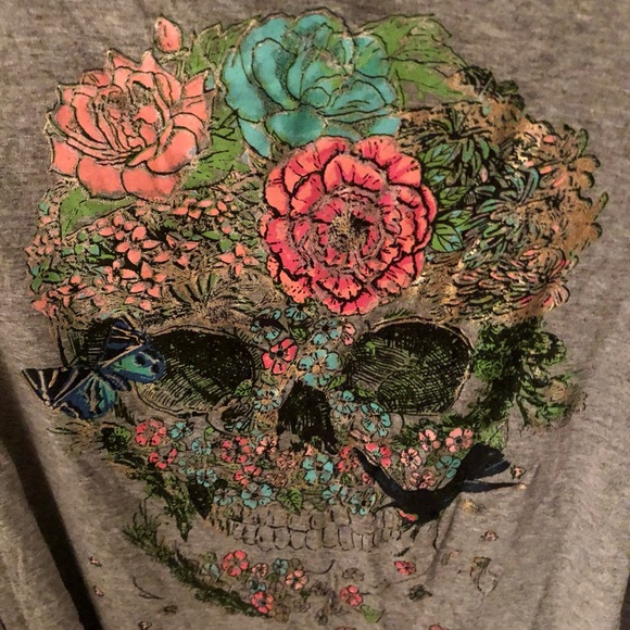 Long sleeve grey t shirt with flower skull and floral pattern on the back - Picture 2 of 4